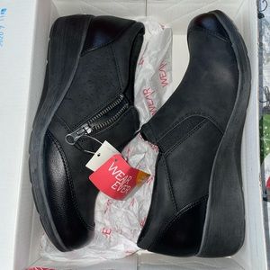 WearEver woman’s comfortable black leather shoes - size 10M